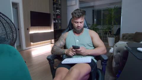 Snapshot of enrikoblue chatting on 02/07/25, 08:10 Erik online show from 02/07/25, 08:10