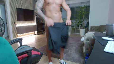 Snapshot of enrikoblue chatting on 02/07/25, 11:13 Erik online show from 02/07/25, 11:13