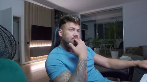 Snapshot of enrikoblue chatting on 02/08/25, 05:39 Erik online show from 02/08/25, 05:39