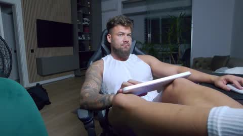 Snapshot of enrikoblue chatting on 02/09/25, 06:26 Erik online show from 02/09/25, 06:26