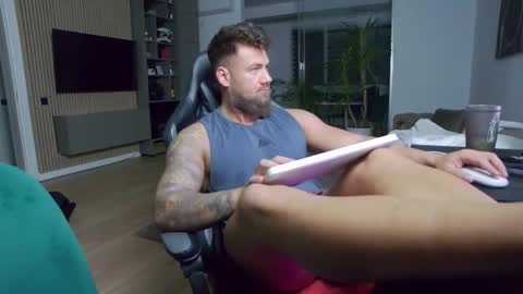 Snapshot of enrikoblue chatting on 02/10/25, 06:45 Erik online show from 02/10/25, 06:45