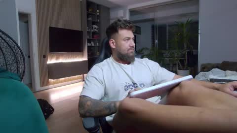 Snapshot of enrikoblue chatting on 02/11/25, 07:27 Erik online show from 02/11/25, 07:27