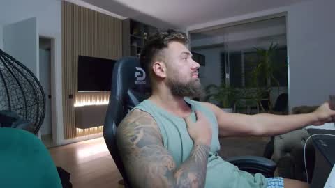 Snapshot of enrikoblue chatting on 02/12/25, 08:29 Erik online show from 02/12/25, 08:29