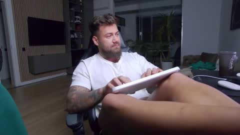 Snapshot of enrikoblue chatting on 02/14/25, 07:54 Erik online show from 02/14/25, 07:54