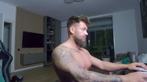 Snapshot of enrikoblue chatting on 02/14/25, 10:58 Erik online show from 02/14/25, 10:58