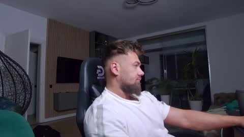 Snapshot of enrikoblue chatting on 02/15/25, 07:06 Erik online show from 02/15/25, 07:06