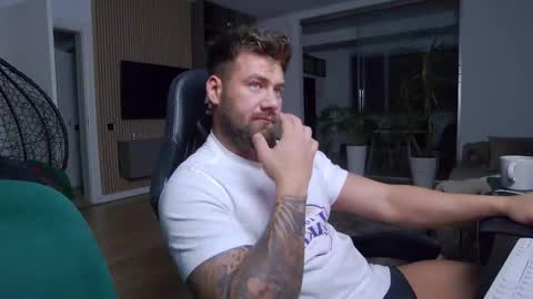 Snapshot of enrikoblue chatting on 02/23/25, 07:07 Erik online show from 02/23/25, 07:07