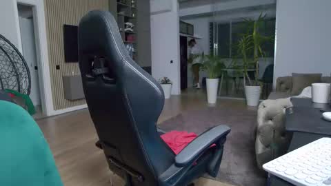 Snapshot of enrikoblue chatting on 02/23/25, 10:09 Erik online show from 02/23/25, 10:09