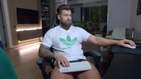 Snapshot of enrikoblue chatting on 02/24/25, 07:41 Erik online show from 02/24/25, 07:41