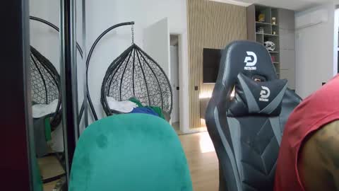 Snapshot of enrikoblue chatting on 02/24/25, 10:47 Erik online show from 02/24/25, 10:47