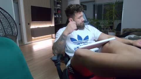 Snapshot of enrikoblue chatting on 02/25/25, 08:51 Erik online show from 02/25/25, 08:51