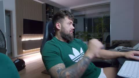 Snapshot of enrikoblue chatting on 02/26/25, 04:45 Erik online show from 02/26/25, 04:45