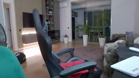 Snapshot of enrikoblue chatting on 02/26/25, 07:49 Erik online show from 02/26/25, 07:49