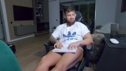 Snapshot of enrikoblue chatting on 03/02/25, 11:20 Erik online show from 03/02/25, 11:20