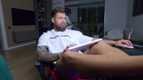 Snapshot of enrikoblue chatting on 03/07/25, 08:11 Erik online show from 03/07/25, 08:11