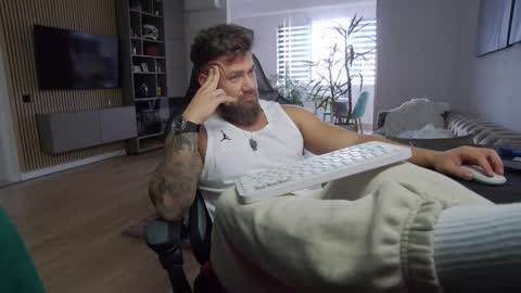 Snapshot of enrikoblue chatting on 03/10/25, 03:20 Erik online show from 03/10/25, 03:20