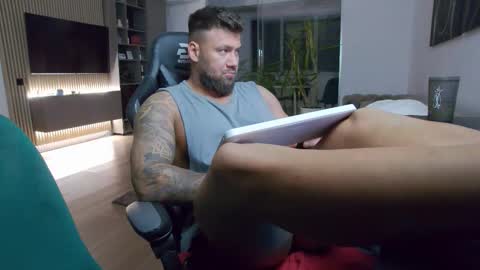 Snapshot of enrikoblue chatting on 09/27/25, 06:57 Erik online show from 09/27/25, 06:57