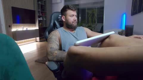 Snapshot of enrikoblue chatting on 10/06/25, 04:48 Erik online show from 10/06/25, 04:48