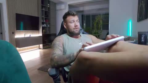 Snapshot of enrikoblue chatting on 10/12/25, 06:29 Erik online show from 10/12/25, 06:29