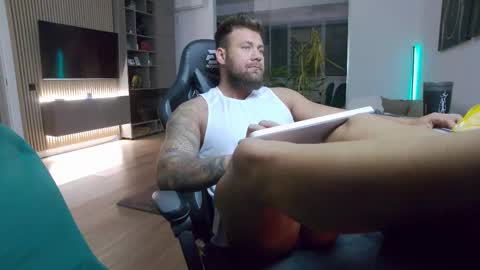 Snapshot of enrikoblue chatting on 10/18/25, 04:52 Erik online show from 10/18/25, 04:52