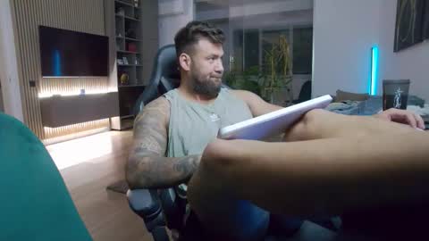 Snapshot of enrikoblue chatting on 10/26/25, 05:30 Erik online show from 10/26/25, 05:30