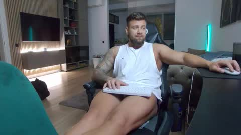 Snapshot of enrikoblue chatting on 10/27/25, 07:40 Erik online show from 10/27/25, 07:40