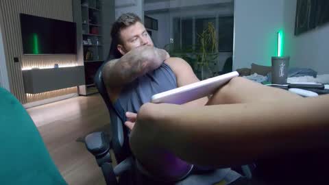 Snapshot of enrikoblue chatting on 10/30/25, 04:52 Erik online show from 10/30/25, 04:52