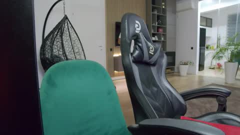 Snapshot of enrikoblue chatting on 11/05/25, 07:36 Erik online show from 11/05/25, 07:36