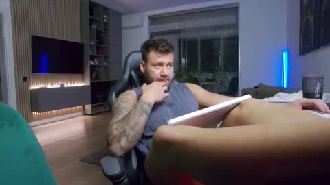 Snapshot of enrikoblue chatting on 11/10/25, 06:40 Erik online show from 11/10/25, 06:40