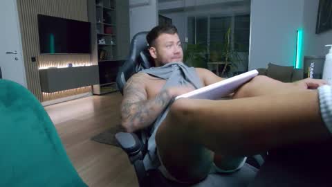 Snapshot of enrikoblue chatting on 12/01/25, 08:25 Erik online show from 12/01/25, 08:25