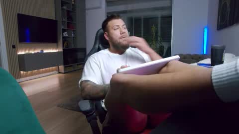 Snapshot of enrikoblue chatting on 12/14/25, 07:40 Erik online show from 12/14/25, 07:40