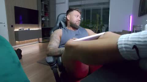 Snapshot of enrikoblue chatting on 12/18/25, 09:32 Erik online show from 12/18/25, 09:32