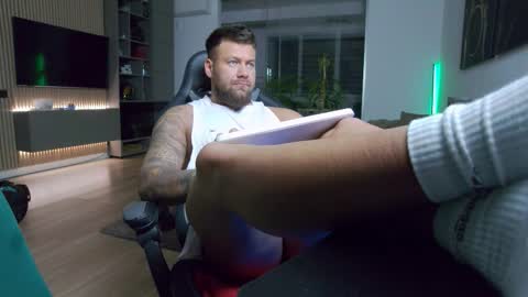 Snapshot of enrikoblue chatting on 12/21/25, 05:42 Erik online show from 12/21/25, 05:42