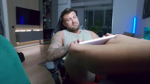 Snapshot of enrikoblue chatting on 02/27/26, 09:04 Erik online show from 02/27/26, 09:04