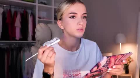 Snapshot of entya chatting on 09/11/25, 06:13 entya online show from 09/11/25, 06:13