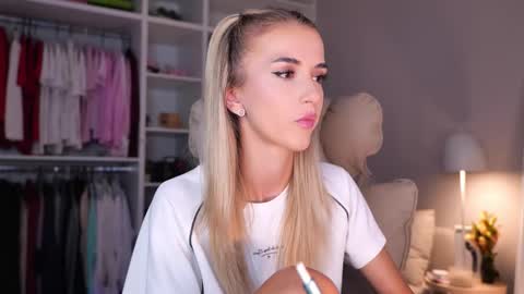 Snapshot of entya chatting on 09/15/25, 05:18 entya online show from 09/15/25, 05:18