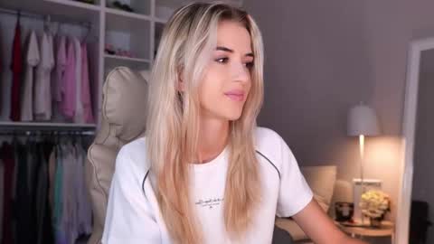 Snapshot of entya chatting on 09/27/25, 08:41 entya online show from 09/27/25, 08:41