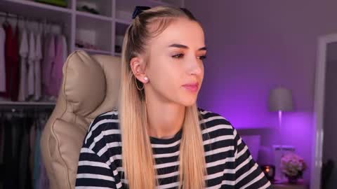 Snapshot of entya chatting on 09/30/25, 05:45 entya online show from 09/30/25, 05:45