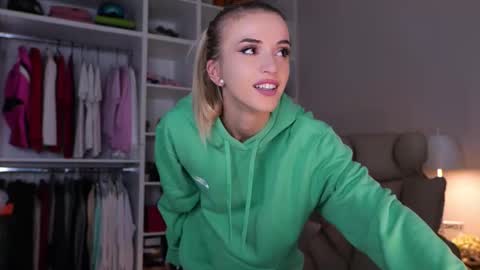 Snapshot of entya chatting on 10/03/25, 05:26 entya online show from 10/03/25, 05:26