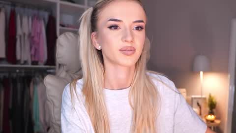 Snapshot of entya chatting on 10/13/25, 06:35 entya online show from 10/13/25, 06:35