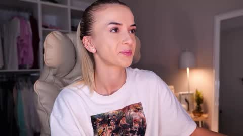 Snapshot of entya chatting on 10/14/25, 04:02 entya online show from 10/14/25, 04:02