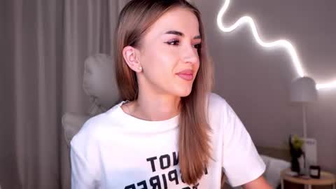 Snapshot of entya chatting on 10/30/25, 06:59 entya online show from 10/30/25, 06:59