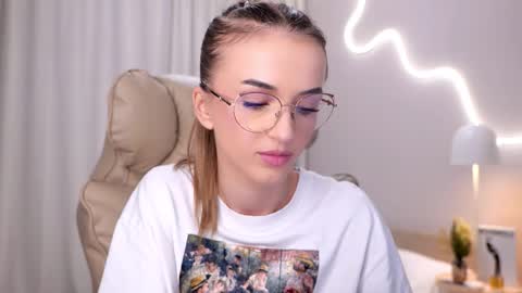 Snapshot of entya chatting on 11/14/25, 05:39 entya online show from 11/14/25, 05:39