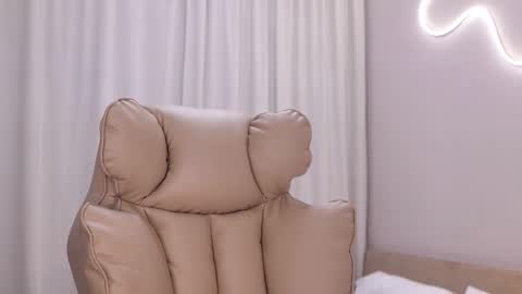 Snapshot of entya chatting on 11/18/25, 06:40 entya online show from 11/18/25, 06:40