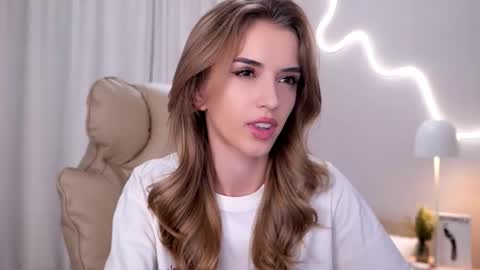 Snapshot of entya chatting on 11/19/25, 07:30 entya online show from 11/19/25, 07:30