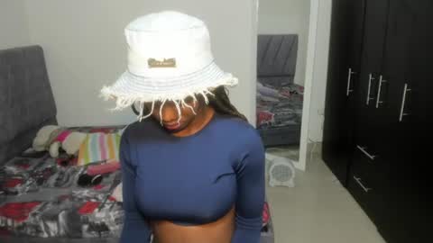 Snapshot of enyelsalas2 chatting on 11/06/25, 01:06 Angela online show from 11/06/25, 01:06