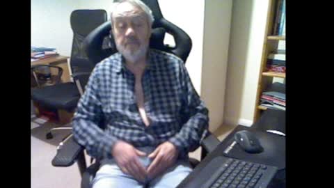 Snapshot of erasmus_d chatting on 12/23/24, 06:27 erasmus_d online show from 12/23/24, 06:27