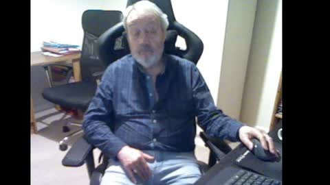Snapshot of erasmus_d chatting on 12/30/24, 05:44 erasmus_d online show from 12/30/24, 05:44
