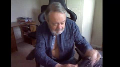 Snapshot of erasmus_d chatting on 10/21/25, 04:41 erasmus_d online show from 10/21/25, 04:41