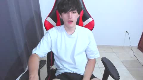 Snapshot of eren_tatakae chatting on 10/15/25, 02:01 eren_tatakae online show from 10/15/25, 02:01